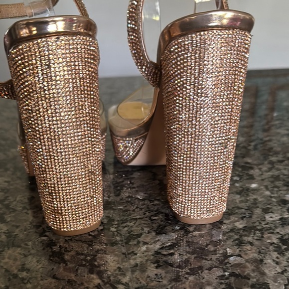 Olivia Ferguson Gold Chunky Platform Heels with Shimmering Straps 8 - Picture 11 of 16